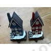 Kép 2/2 - KARÁCSONYI HÁZ AKASZTÓVAL 4/12 9,5x7,5x16 cm 4 SZÍNBEN