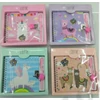Kép 2/3 - NOTESZ LÁMÁS TOLLAL 80/160 13x13,5 cm 4 FÉLE